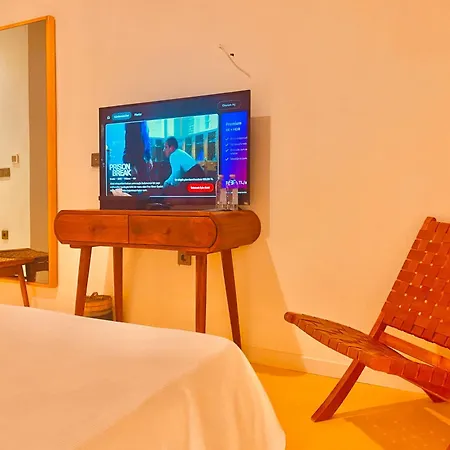 No908 Sunset Bar Hotel