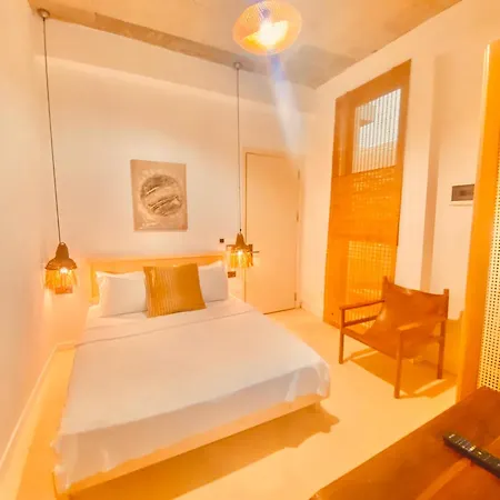 No908 Sunset Bar Hotel