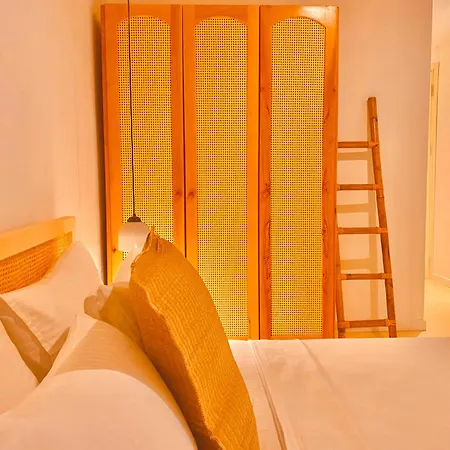 No908 Sunset Bar Hotel