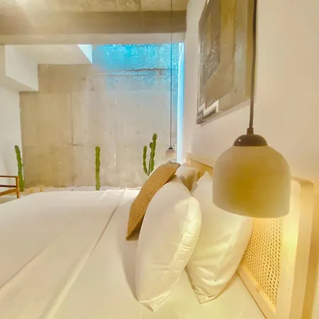 No908 Sunset Bar Hotel *